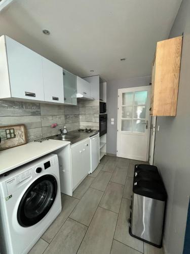 a kitchen with a washer and a washing machine at Cathy et Eric in Beaurevoir