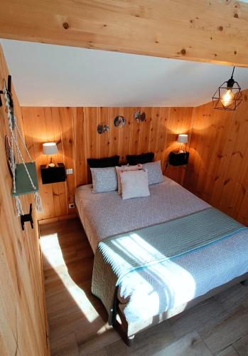 - une chambre avec 2 lits dans une pièce dotée de murs en bois dans l'établissement Maison de vacances 2 chambres plages lac à 600m proche Dune du Pilat Océan dans propriété privée, à Sanguinet