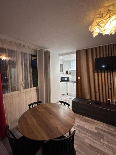une salle à manger avec une table et des chaises en bois dans l'établissement cocon élégance, à Montpellier