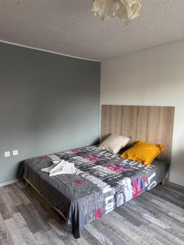 une chambre avec un lit dans une pièce dans l'établissement cocon élégance, à Montpellier