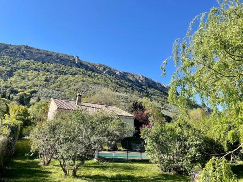 une maison avec une montagne en arrière-plan dans l'établissement La Maison d'Apolline, à Sahune