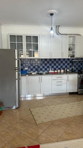 Кухня або міні-кухня у Sena's Apartment