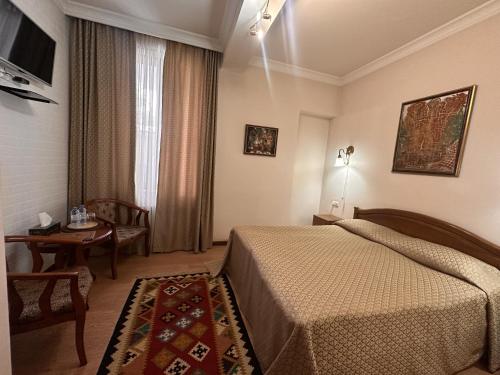 Postel nebo postele na pokoji v ubytování Hin Yerevantsi Hotel