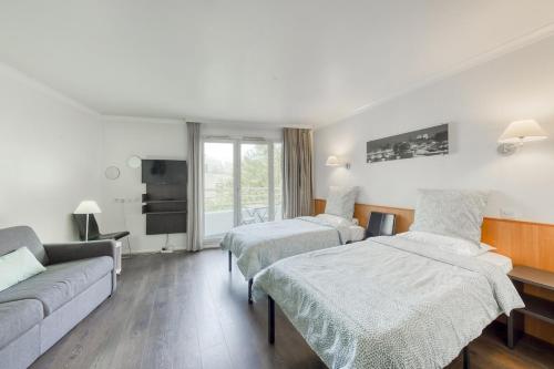 7mn walk to Metro, in ApartHotel