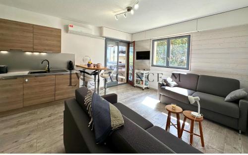 un salon avec un canapé et une cuisine dans l'établissement Studio Casa Vecchia, à Calvi