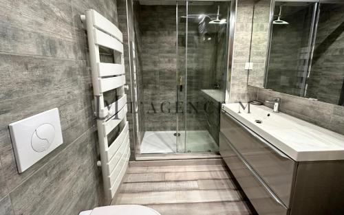 une salle de bain avec une douche, des toilettes et un lavabo dans l'établissement Studio Casa Vecchia, à Calvi