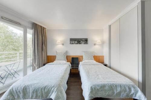 - 3 lits dans une chambre avec balcon dans l'établissement 7mn walk to Metro, in ApartHotel, à Courbevoie