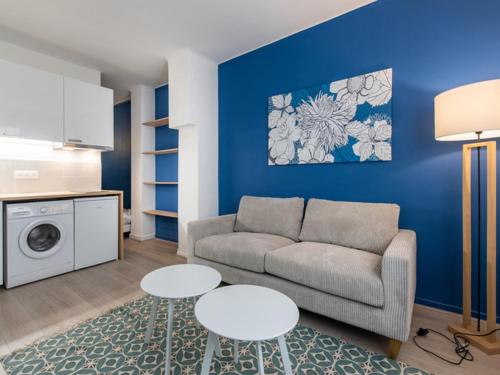 un salon avec un canapé et deux tables dans l'établissement Cosy et design Villeurbanne centre, à Villeurbanne