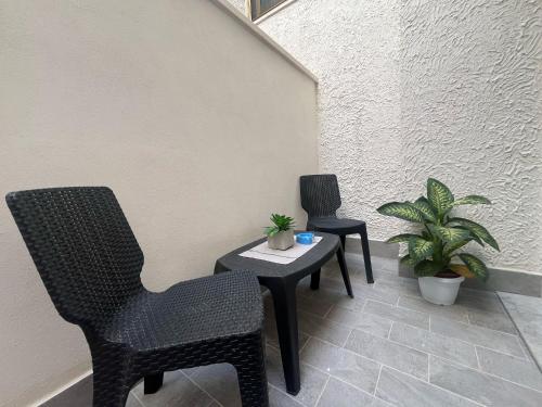two chairs and a table in a room at SteLo Casa Vacanze in Palermo