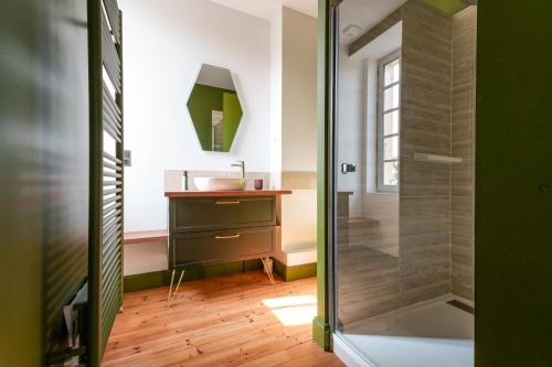 a bathroom with a sink and a shower at Maison 10 personnes 4 ch Bourgueil #vignobles in Bourgueil