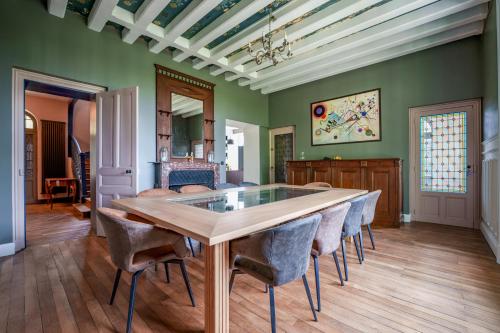 une salle à manger avec une table et des chaises dans l'établissement Maison 10 personnes 4 ch Bourgueil #vignobles, à Bourgueil