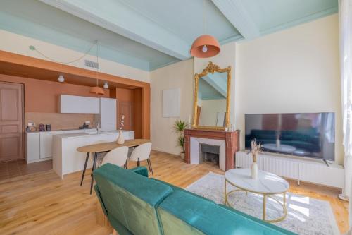 un salon avec un canapé et une table dans l'établissement Appartement Belle lettre 4, à Aix-en-Provence