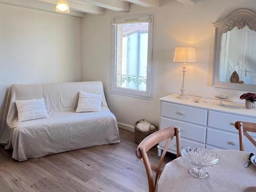 - un salon avec un canapé et une commode dans l'établissement 138 - Roses des Sables Ocean View Full Village Center, à Saint-Martin-de-Ré