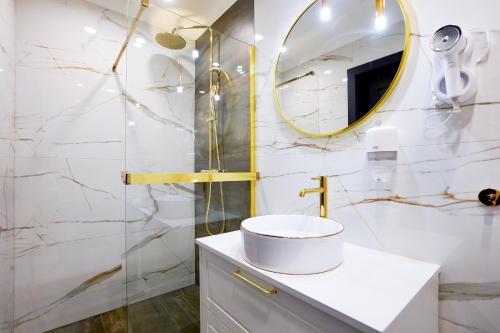 a bathroom with a sink and a mirror at Seaside Garden by Baltic Home in Świnoujście