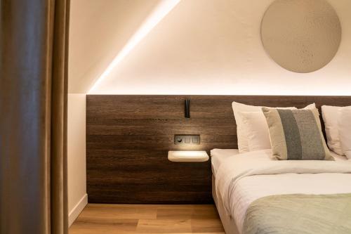 a bedroom with a bed with a wooden headboard at Boutique Hotel Annamaes, Maastricht-Hoge Kempen in Lanaken