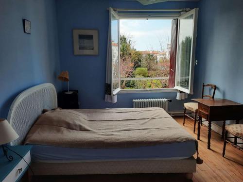 a blue bedroom with a bed and a window at Maison familiale rénovée pour 13 pers. à Royan, proche plage - FR-1-494-204 in Royan