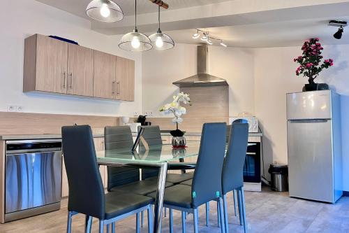 - une cuisine avec une table à manger et des chaises dans l'établissement Chez Isa - Tournon-sur-Rhône, à Tournon-sur-Rhône