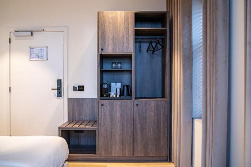a bedroom with a wooden partition with a book shelf at Boutique Hotel Annamaes, Maastricht-Hoge Kempen in Lanaken
