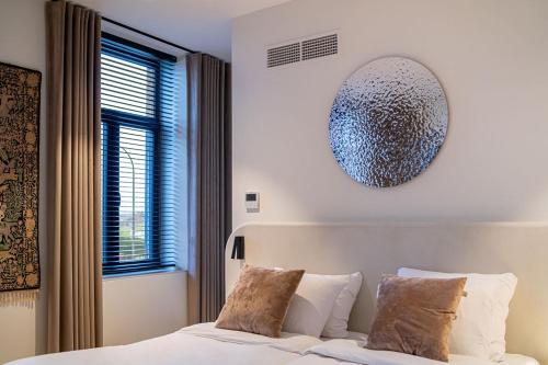 a bedroom with a bed and a mirror on the wall at Boutique Hotel Annamaes, Maastricht-Hoge Kempen in Lanaken
