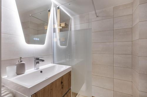 Viora - Stunning Deluxe Studio in Athens