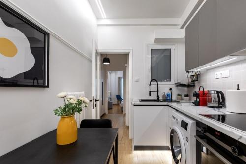 Viora - Stunning Deluxe Studio in Athens