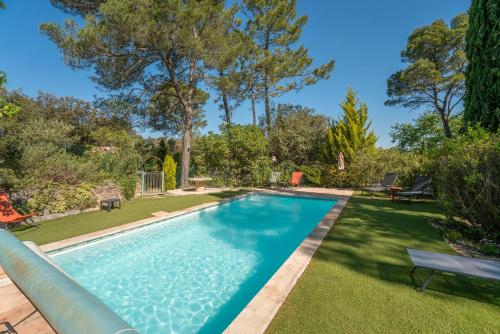 une image d'une piscine dans une cour dans l'établissement La Romarine, à Mondragon