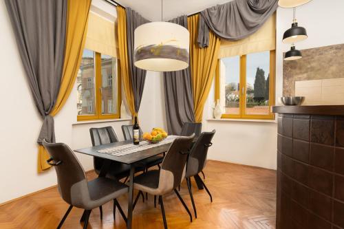Fotografie z fotogalerie ubytování Artistic luxury flat with Colosseum view v destinaci Pula
