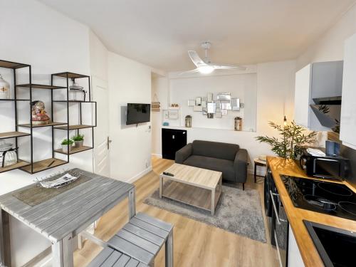 Photo de la galerie de l'établissement PAH1S - Cannes, Centre ville, beau 2 pièces rénové, à Cannes