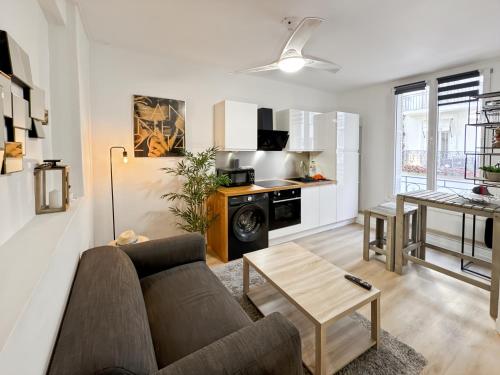 Photo de la galerie de l'établissement PAH1S - Cannes, Centre ville, beau 2 pièces rénové, à Cannes