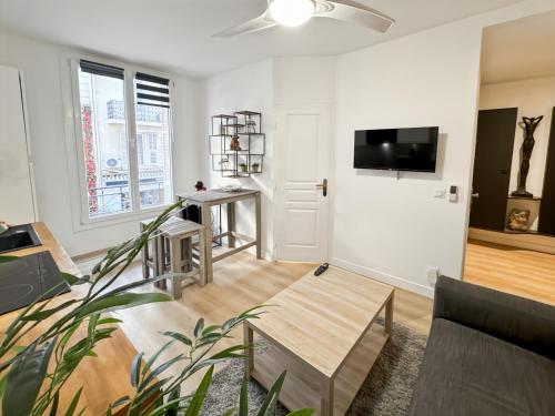 Photo de la galerie de l'établissement PAH1S - Cannes, Centre ville, beau 2 pièces rénové, à Cannes