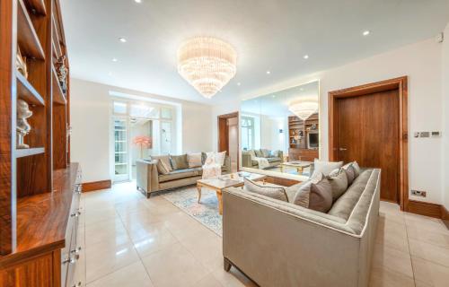 a living room with a couch and a table at 250 SqM MEGA MANSION in London