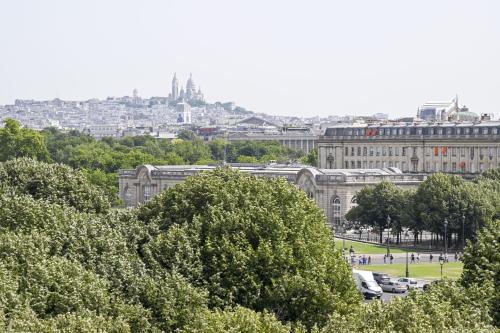 une vue d'une ville avec des arbres et des bâtiments dans l'établissement Bright Penthouse with Panoramic Views Invalides, à Paris