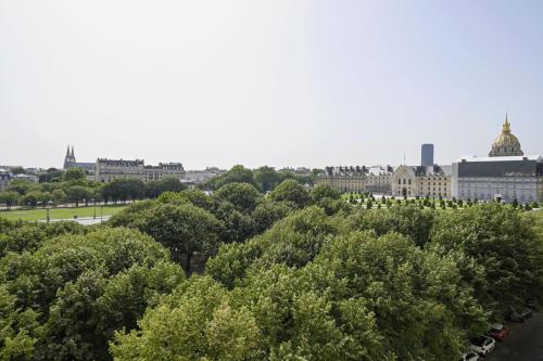 une vue d'une ville avec des arbres et des bâtiments dans l'établissement Bright Penthouse with Panoramic Views Invalides, à Paris