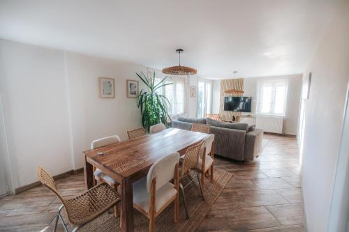 a living room with a wooden table and chairs at Hemmes Kiteland Beach House in Marck