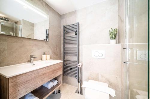 une salle de bain avec un lavabo et une douche dans l'établissement La Terrasse de Nyon Magnifique T4 cabine au centre du village, à Morzine