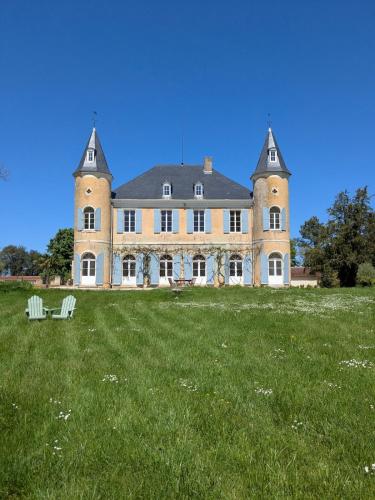 Chateau de Pomiro chambres d'hôtes et gîte
