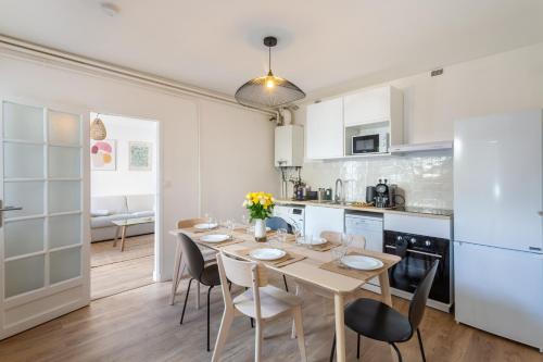 une cuisine et une salle à manger avec une table et des chaises dans l'établissement Le Pré Vert - Terrasse - Calme - Netflix, au Mans