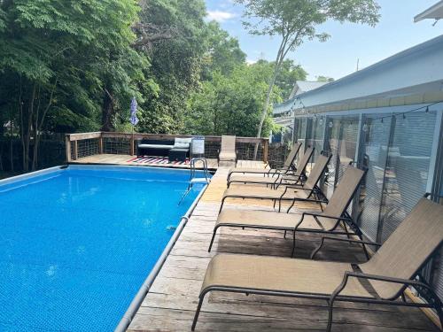 Piscine de l'établissement Private Pool & Yard Mins to Dining & University ou située à proximité