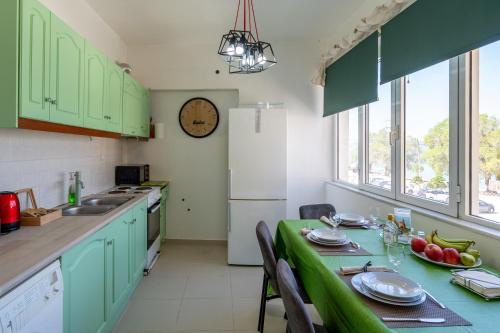 Η κουζίνα ή μικρή κουζίνα στο ARETOUSA Seafront House