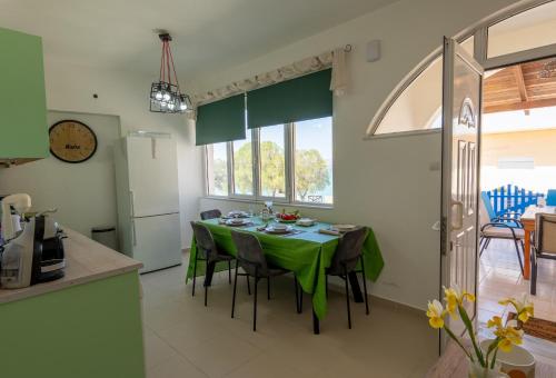 Η κουζίνα ή μικρή κουζίνα στο ARETOUSA Seafront House