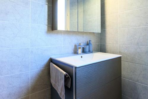 a bathroom with a sink and a mirror at Appartement 6 Personnes Soustons in Soustons