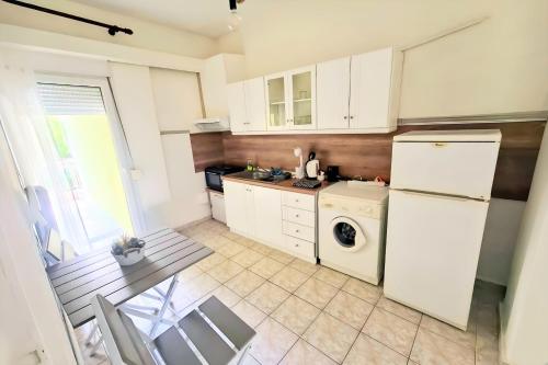 A kitchen or kitchenette at 3BR Spacious City Center