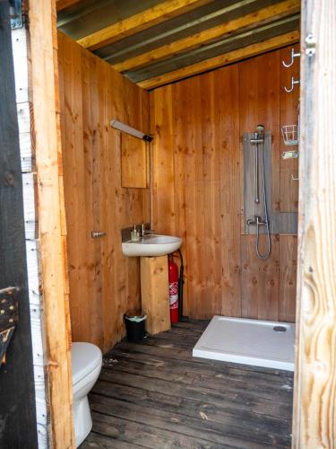 une salle de bain avec un lavabo et des toilettes dans l'établissement Évasion nature, dômes & lac privé près Bordeaux, à Sadirac