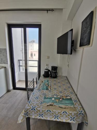 3rd floor apartment in town with sea view