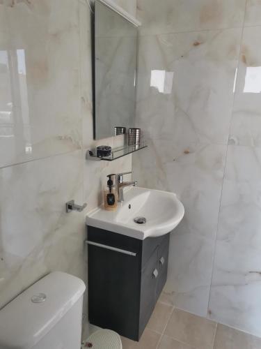 3rd floor apartment in town with sea view