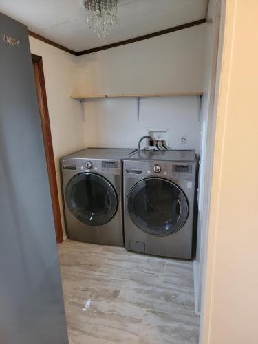 un lavadero con lavadora y secadora en Samburg get a Way, en Hornbeak