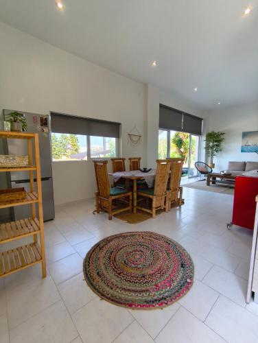 Dapur atau dapur kecil di Spacious Beach House Theologos