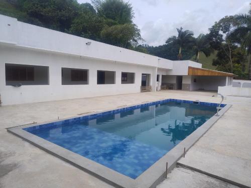 モンテイロ・ロバートにあるCasa de Campo e Eventos Villa Chico Diasの建物の前の大きなプール