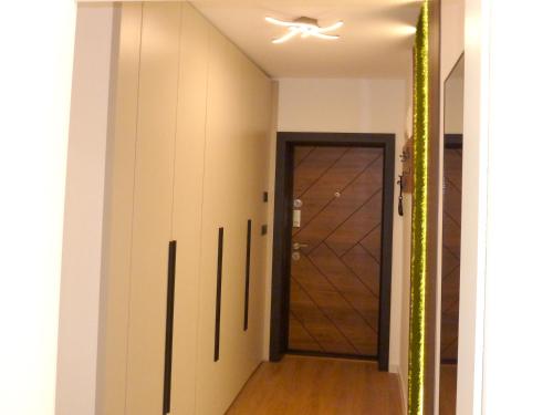 een gang met een deur die naar een kamer leidt bij AURA BEACH apartment in Boergas