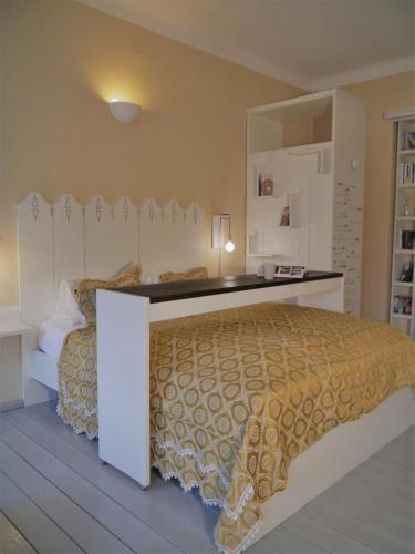 a bedroom with a large bed in a room at Altstadthaus Cityappartements in Graz